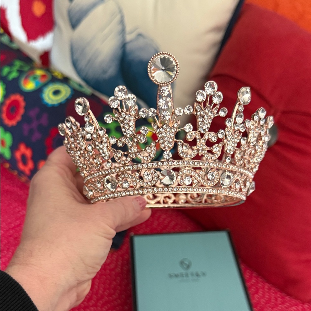 Elegant Crystal Tiara in Rose Gold